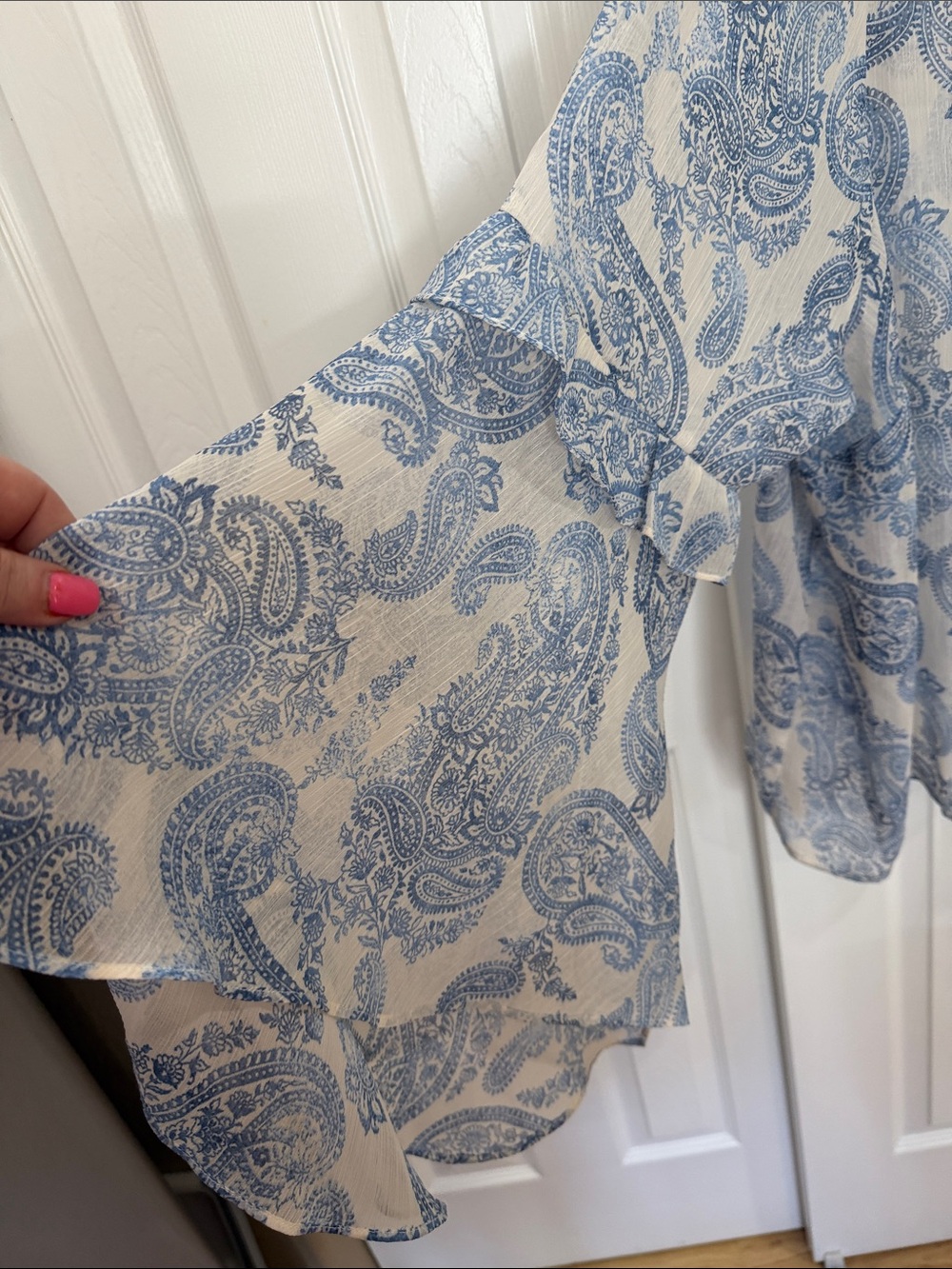 torrid white and Blue Paisley Ruffle Blouse size 3X - Picture 4 of 10